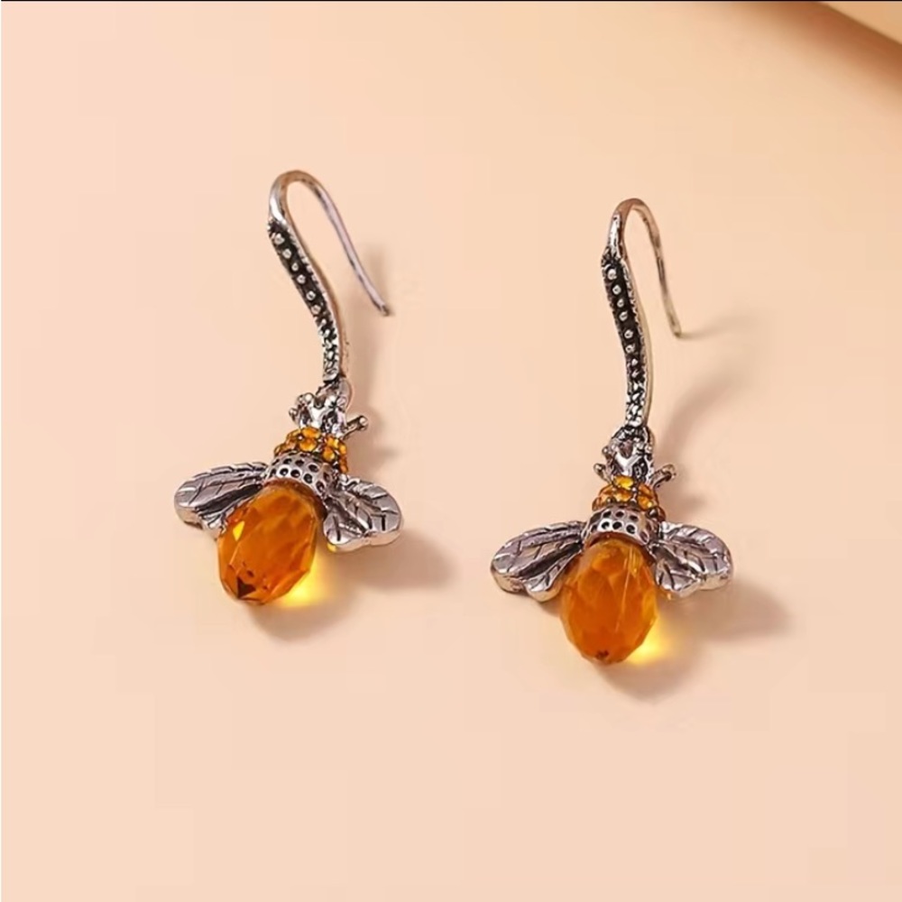 NIP Bumble Bee Silver and Beaded Dangle Earrings 🐝
